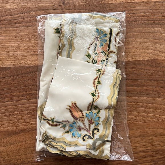 NWOT Total of 13-piece Tablecloth and Napkin Set - Picture 2 of 16